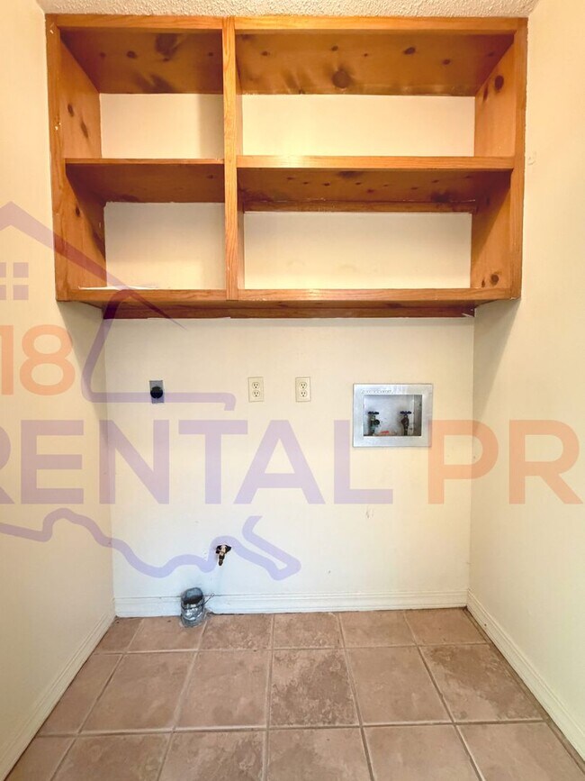 Building Photo - 925/927 Sybil Dr