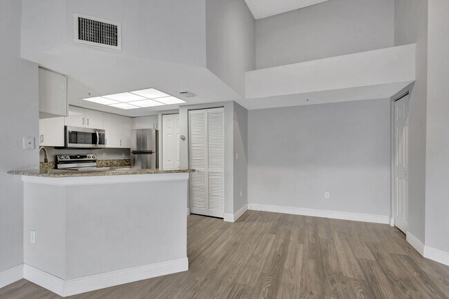 Building Photo - 600 Crestwood Ct N