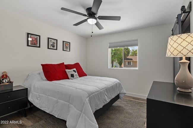 Building Photo - 8328 E Palm Ln