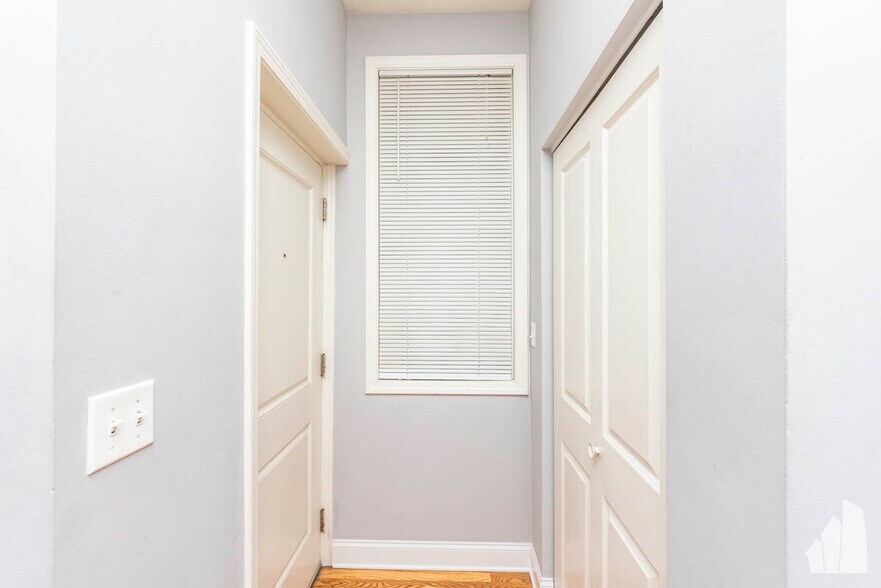 Building Photo - 1133 W Addison St