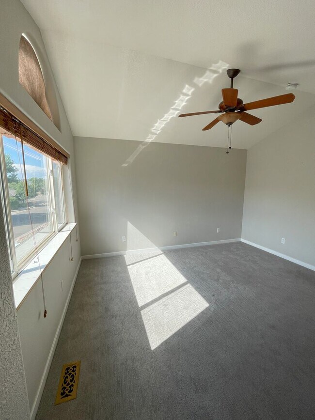 Building Photo - Beautiful 2 BED/3 BATH Louisville Townhome...
