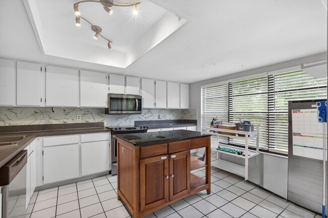 Building Photo - Cozy 3 Bedroom Available in Tampa!