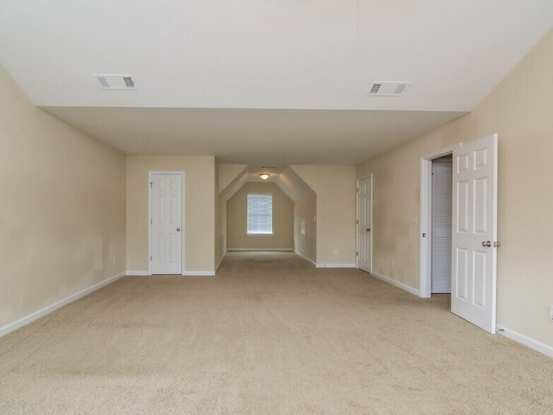 Building Photo - 4940 Hopewell Manor Dr