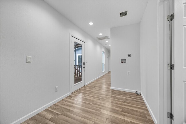 Building Photo - 30519 Lake Cir Ln
