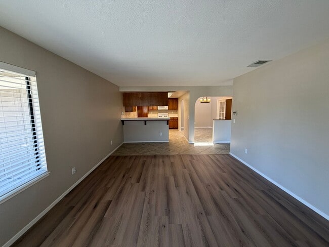 Building Photo - Well Maintained Duplex