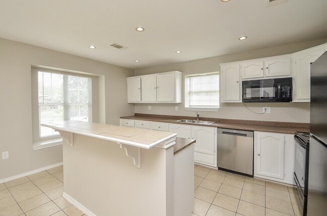 Building Photo - 10403 Royal Oaks Dr