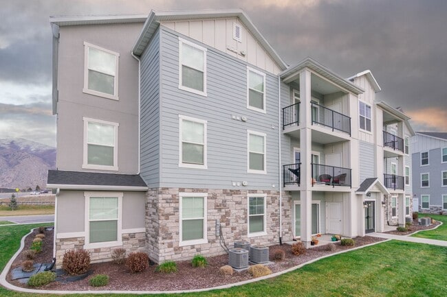 Building Photo - 600 W 400 S