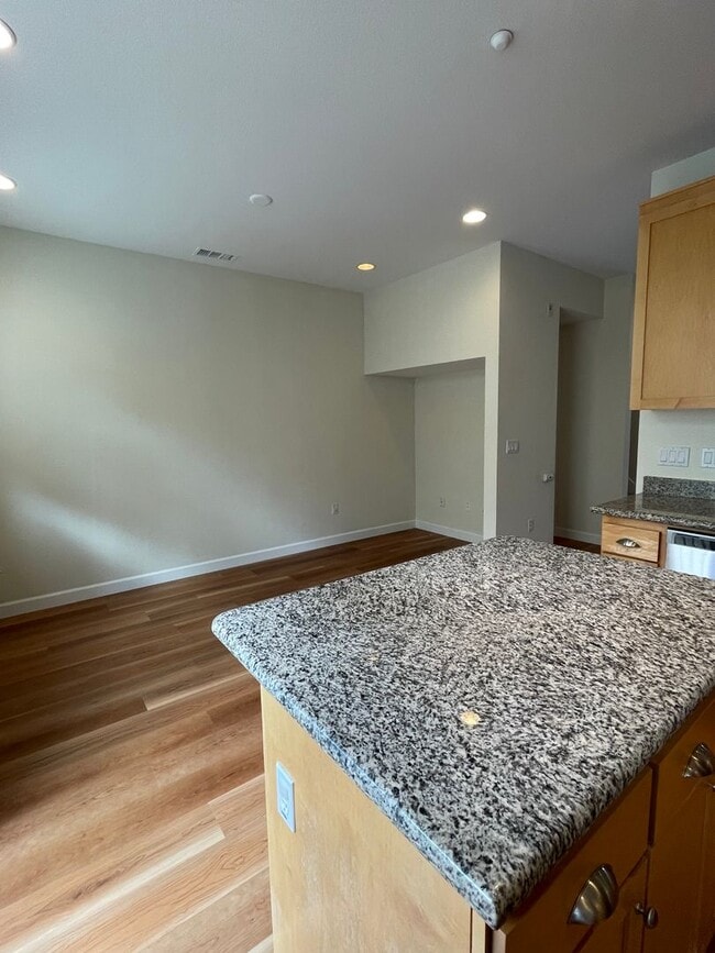 Building Photo - Great Location Spacious 3 Bedroom Townhous...