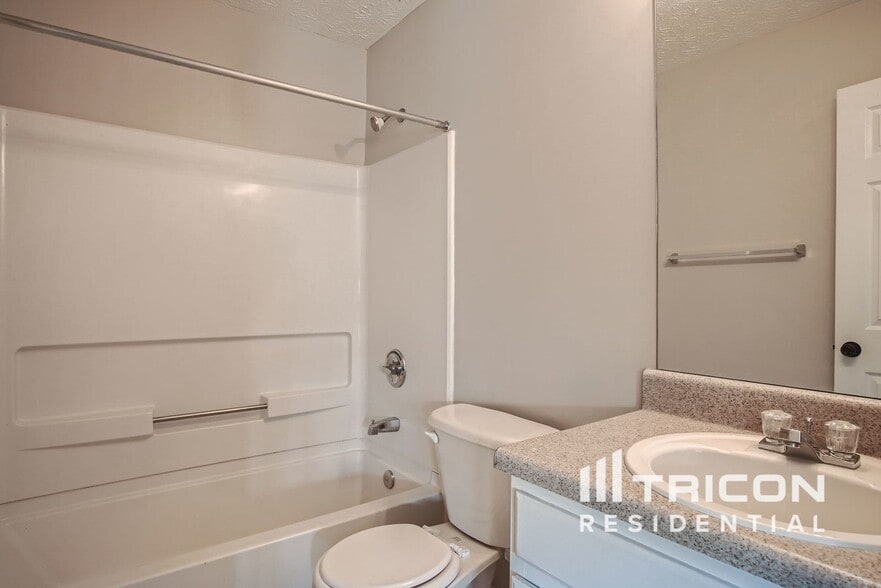 Building Photo - 9582 Lakeview Cir