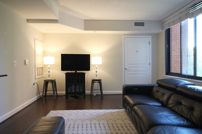 Building Photo - Midtown 1BR Condo