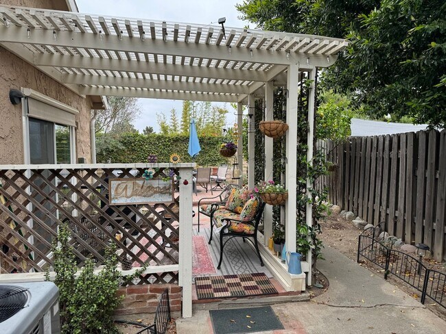 Building Photo - Nicely updated, one story Mission Oaks Home in Camarillo