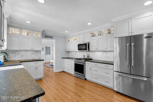 Building Photo - 506 6th Ave