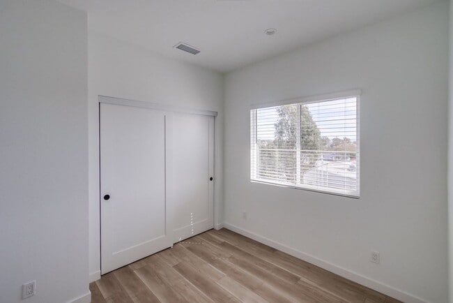 Building Photo - Beautiful downstairs unit 3bed/2 ba now available! Private Patio!! Marketing Description