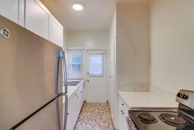Building Photo - Charming Top Floor 1-Bedroom Apartment in ...