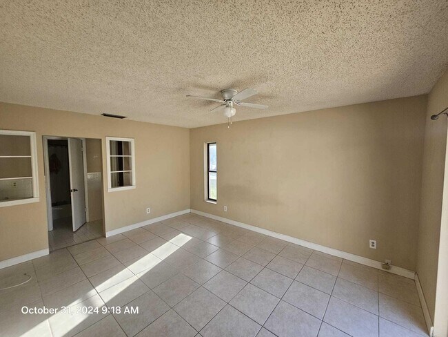 Building Photo - 788 SE River Ct