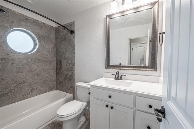 Building Photo - 325 Paloma St