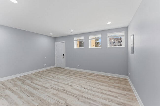 Building Photo - 7428 N Rogers Ave