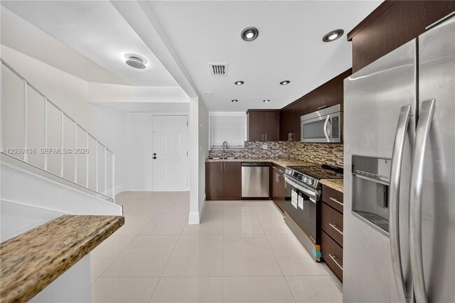 Building Photo - 9351 Fontainebleau Blvd