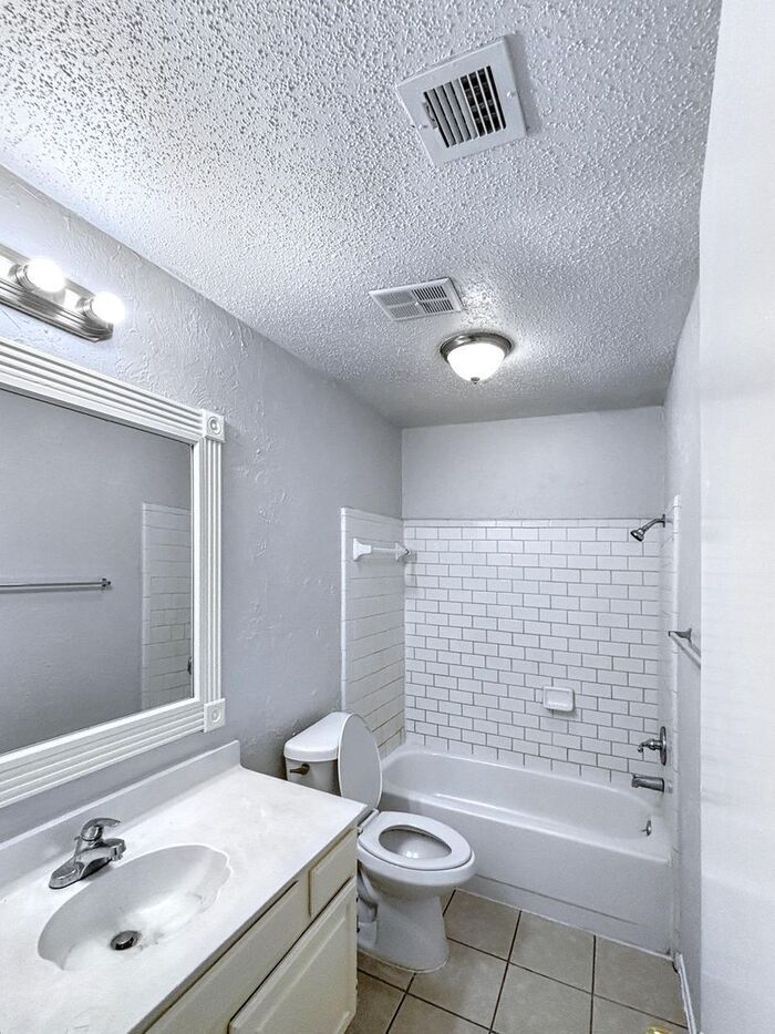 Building Photo - 16230 Pasadero Dr