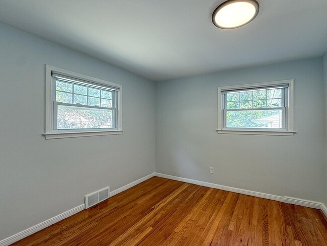 Building Photo - 2082 Vernier Rd