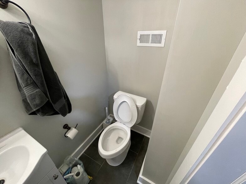 Bathroom - 1521 S Randolph St