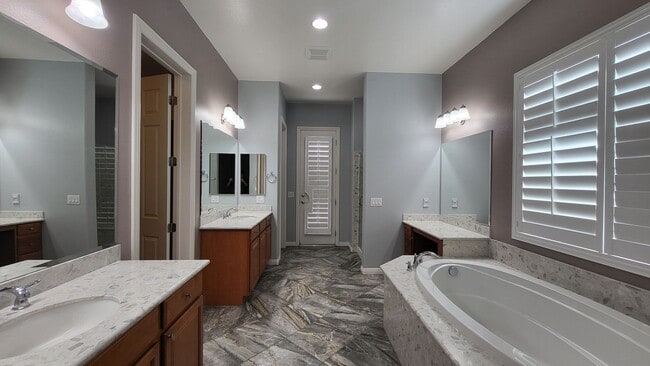 Building Photo - 5 bedroom, 4 bathroom home with a Casita