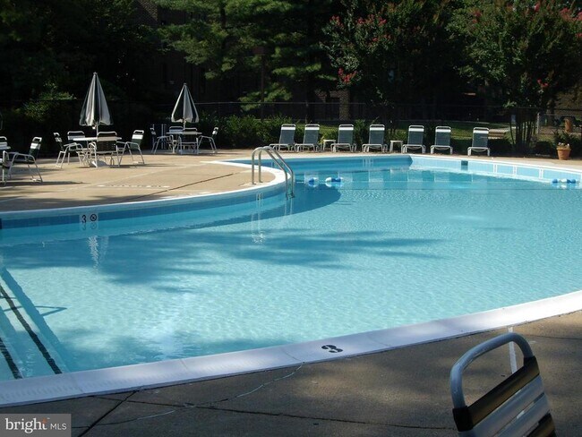 Building Photo - 11200 Chestnut Grove Square