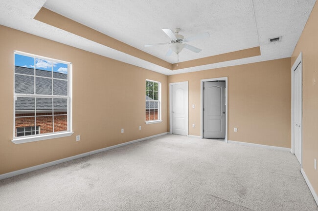 Building Photo - 2496 Lakeview Dr S