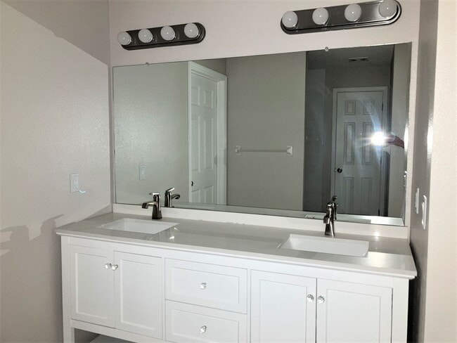 Building Photo - BEAUTIFUL! 2000 sq ft 3BR/2BA Home For Rent!