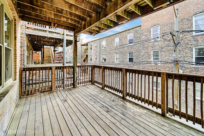 Building Photo - 833 W Lawrence Ave