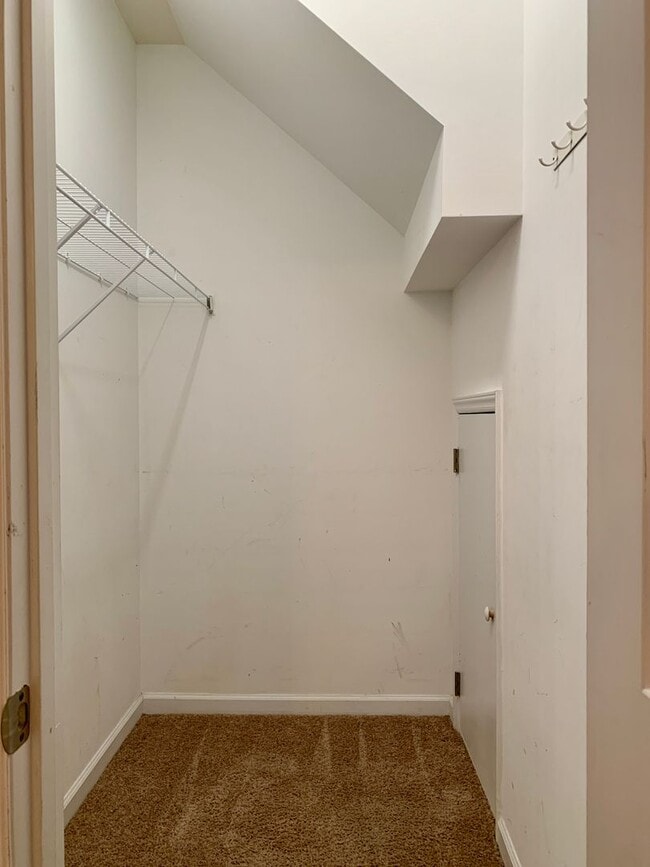 Building Photo - Raleigh Townhome Convenient to I440 & I540...