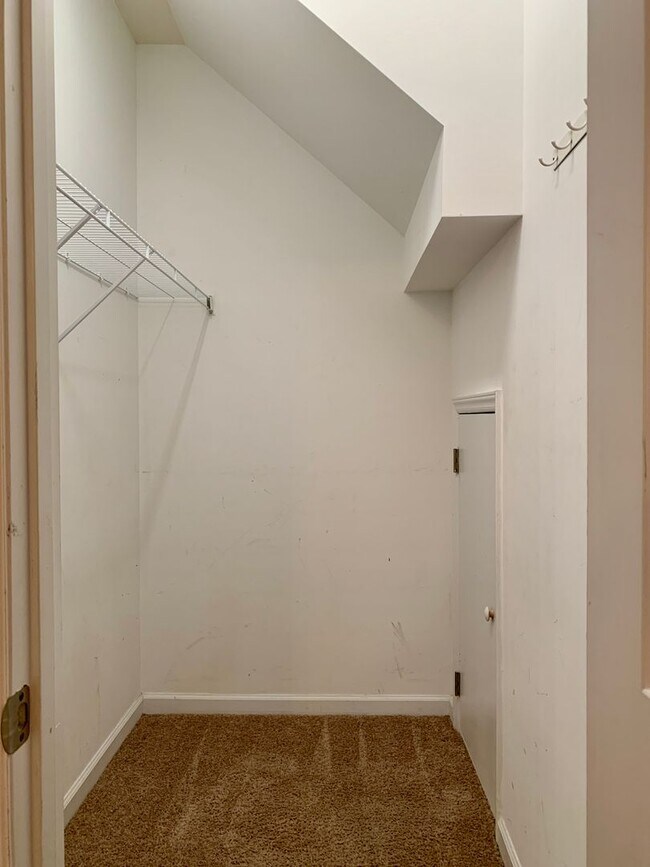 Building Photo - Wonderful Raleigh Townhome Convenient to I440 & I540, Huge Master Suite, Near Anderson Pointe Park!