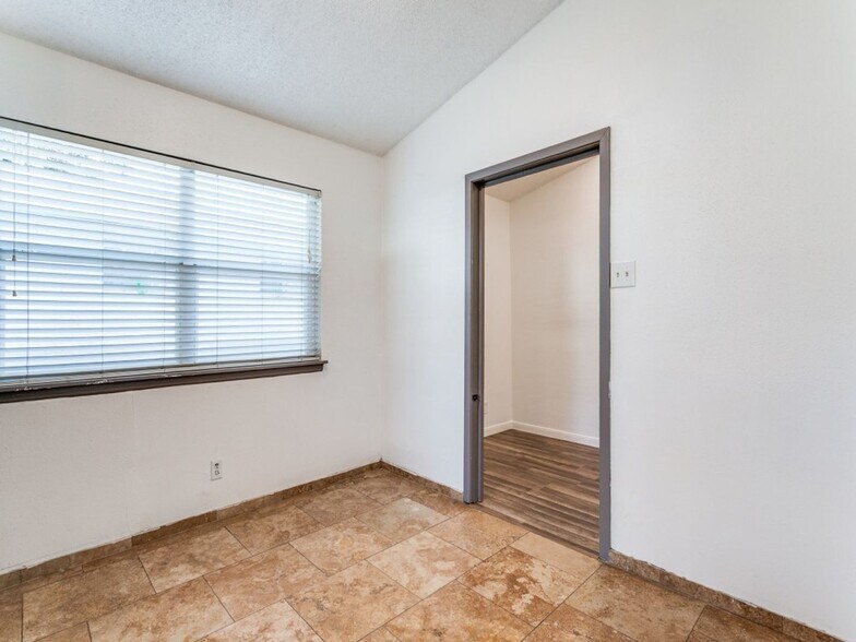 Building Photo - 12411 La Lira St