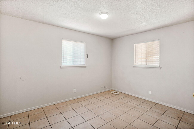 Building Photo - 4908 Royal Dr