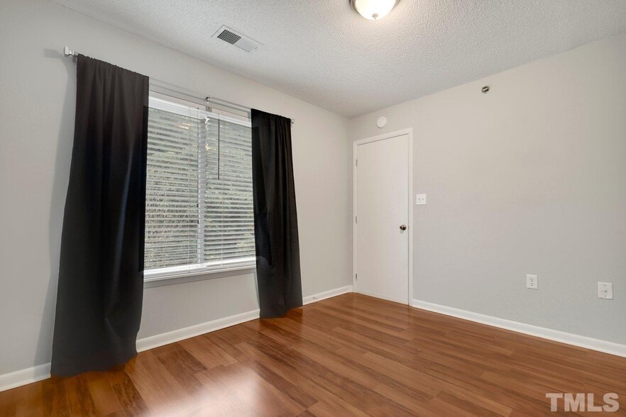 Building Photo - 1411 Collegiate Cir