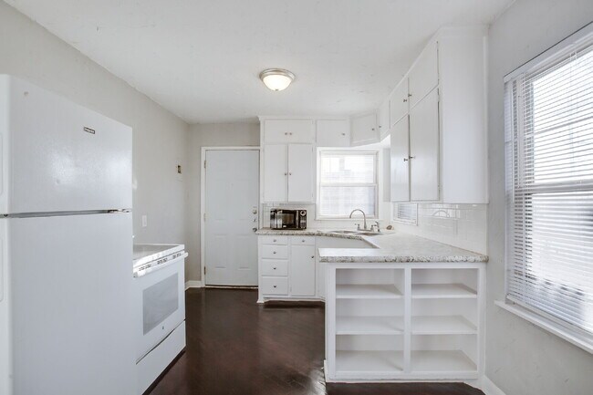 Building Photo - Spacious Three Bedroom Home With Modern Fl...