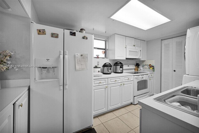 Building Photo - 6320 SW 138th Ct