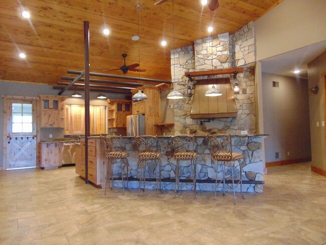 Building Photo - Majestic 3 Bed Mid MO Ranch!