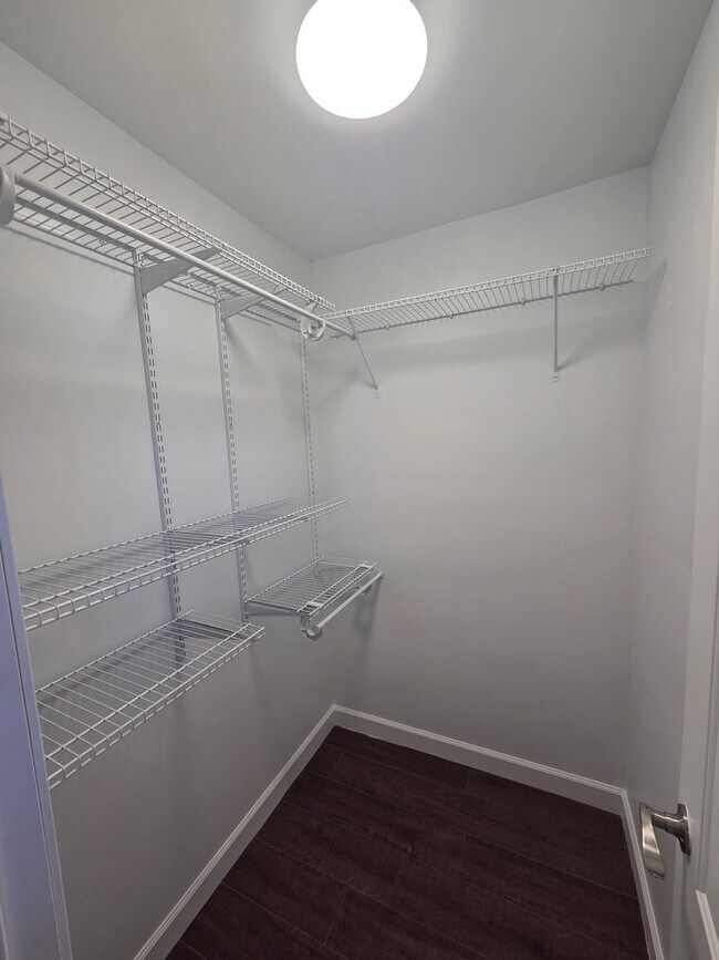 Building Photo - Spacious 4Bed/2Ba Brick Home w/Inground Pool in Mowat Highlands! *1/2 OFF Security Deposit for Ac...