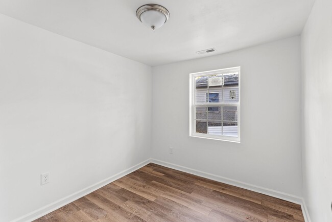 Building Photo - Beautifully Renovated 4 Bedroom 2 Bath Hom...