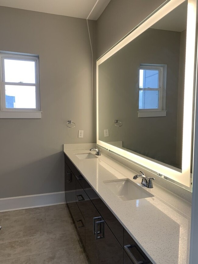 Building Photo - BEAUTIFUL TOWNHOMES IN MIDTOWN