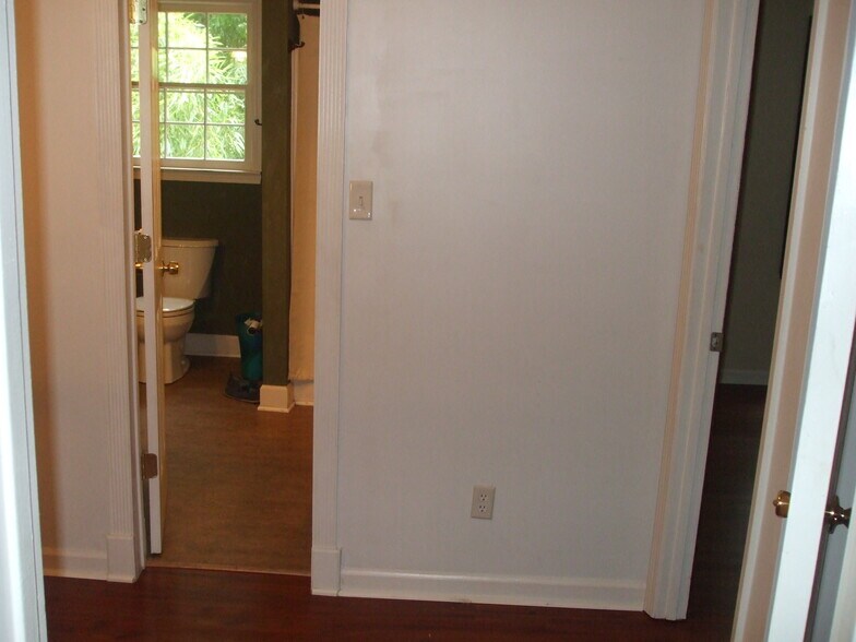 Building Photo - 2020 Oak Village Ln