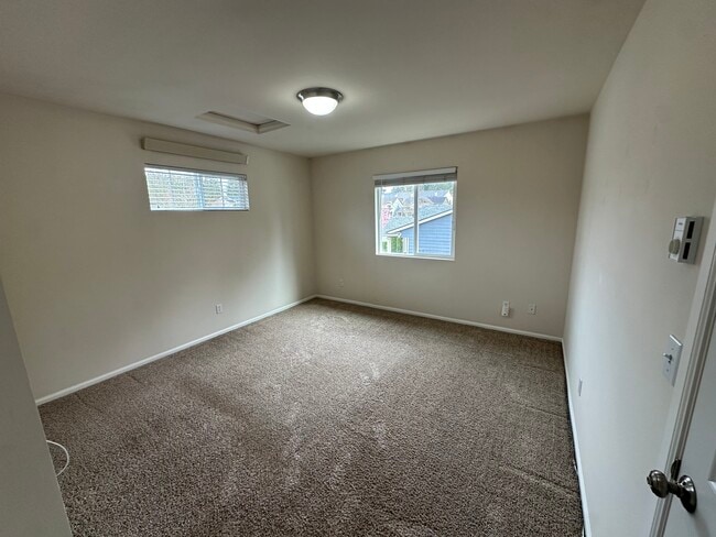 Building Photo - 4313 Roxanna Loop SE