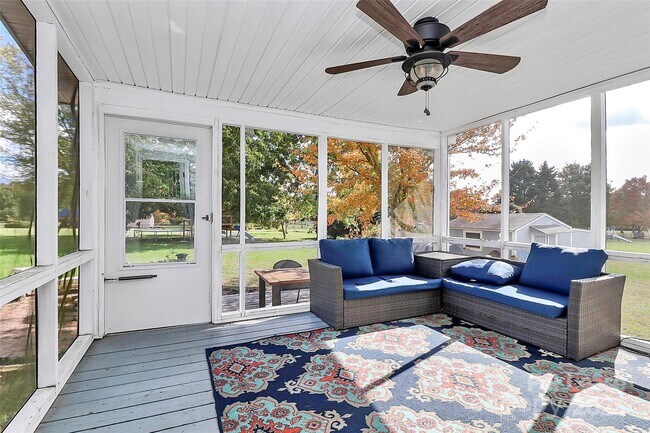 Building Photo - 4227 Deerfield Dr