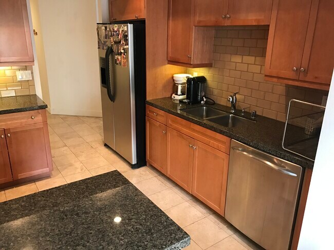 Building Photo - 1951 N Beachwood Dr