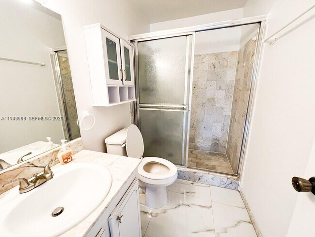 Building Photo - 6395 Bay Club Dr