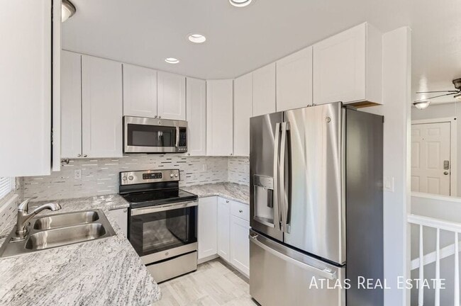 Building Photo - 945 Lords Hill Dr