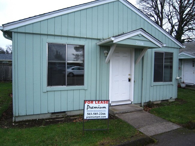 Building Photo - 2804 Claxter Rd NE