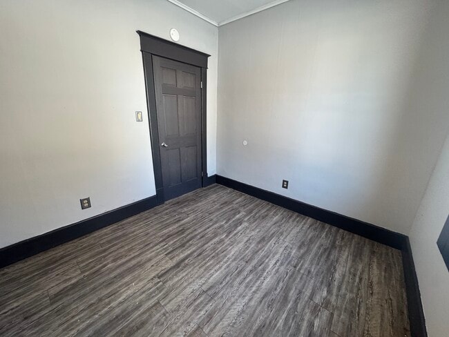 Building Photo - 610 Plum-