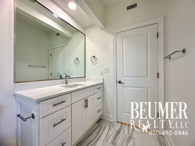 Building Photo - Upscale 3 BR 3 BA furnished Condo On the Gulf for 12 Month Lease